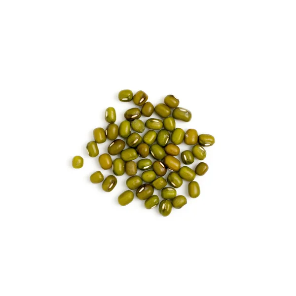 乾燥した生豆または白の背景に隔離されたビグナの放射性種子 緑のグラム マッシュ または月のトップビューのマクロ写真 — ストック写真