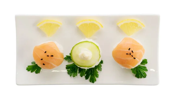 Pequeno Nigiri Sushi Temarizushi Com Salmão Pepino Fundo Claro Vista — Fotografia de Stock