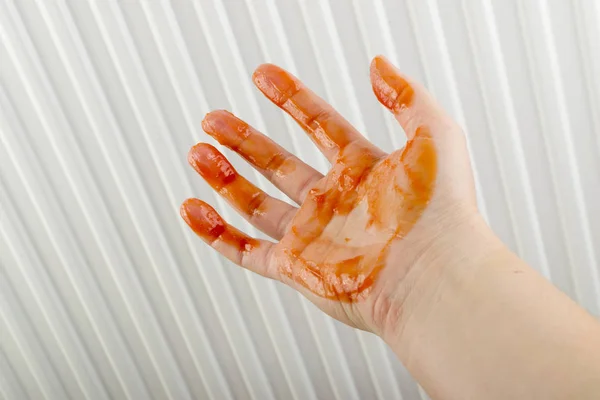 Spalmato Mano Ketchup Pomodoro Simile Sangue Fondo Chiaro — Foto Stock