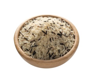 Yığın ham kuru siyah yabani pirinç ve kaynatılmış uzun taneli beyaz pirinç beyaz arka plan üzerinde izole yuvarlak ahşap kase