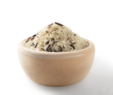 Yığın ham kuru siyah yabani pirinç ve kaynatılmış uzun taneli beyaz pirinç beyaz arka plan üzerinde izole yuvarlak ahşap kase