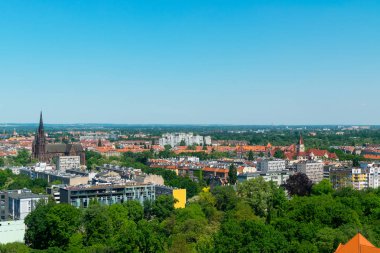 Wroclaw - Polonya - 7 Mayıs 2018: kule, bir Katedrali, St John Baptist yeni ve tarihi kent merkezine ve Oder Nehri görüntüleyin. Avrupa şehir kırmızı çatılar