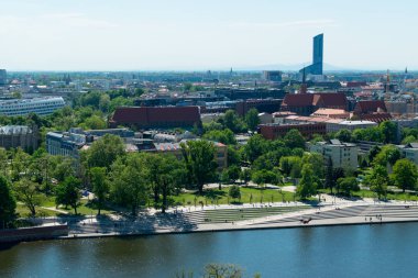 Wroclaw - Polonya - 7 Mayıs 2018: kule, bir Katedrali, St John Baptist yeni ve tarihi kent merkezine ve Oder Nehri görüntüleyin. Avrupa şehir kırmızı çatılar