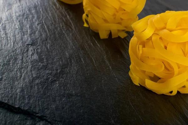 Massa Amarela Crua Italiana Fettuccine Fettuccelle Tagliatelle Close Macarrão Fita — Fotografia de Stock