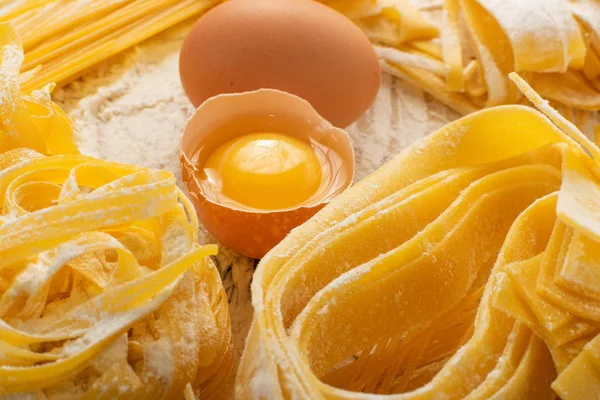 Macarrão Italiano Amarelo Cru Pappardelle Fettuccine Tagliatelle Fechar Com Ovos — Fotografia de Stock