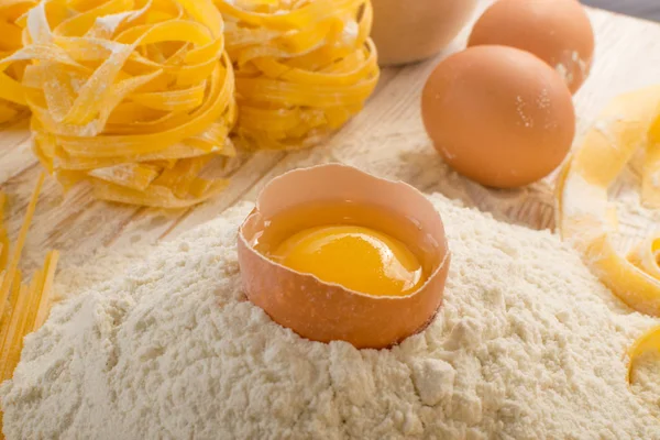 Macarrão Italiano Amarelo Cru Pappardelle Fettuccine Tagliatelle Fechar Com Ovos — Fotografia de Stock