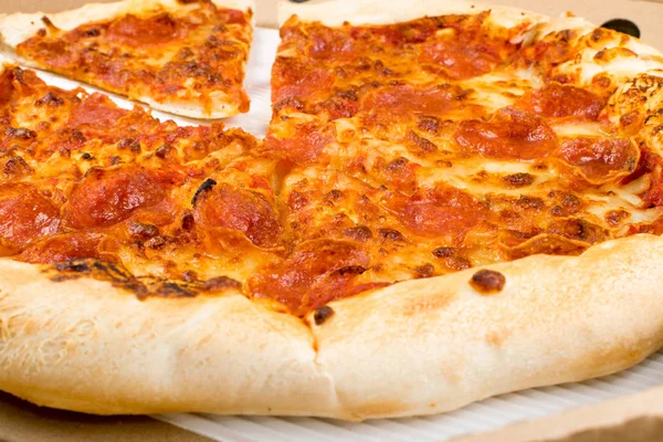 Pepperoni Veya Diabola Pizza Salam Biber Mozzarella Peyniri Karton Teslim Telifsiz Stok Fotoğraflar