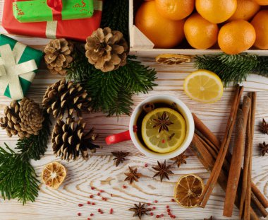 Baharat yeni yıl arka plan üzerinde kış içkiyle. Noel çay limon rustik woden arka plan en iyi görünüm, anason, kırmızı biber ve tarçın ile