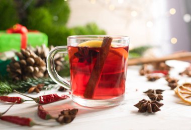 Baharat yeni yıl arka plan üzerinde kış içkiyle. Noel çay limon rustik woden arka plan üzerinde anason, kırmızı biber ve tarçın ile