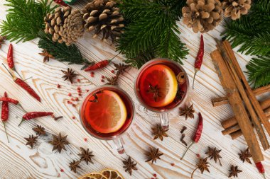 Baharat yeni yıl arka plan üzerinde kış içkiyle. Noel çay limon rustik woden arka plan en iyi görünüm, anason, kırmızı biber ve tarçın ile