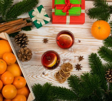Baharat yeni yıl arka plan üzerinde kış içkiyle. Noel çay limon rustik woden arka plan en iyi görünüm, anason, kırmızı biber ve tarçın ile