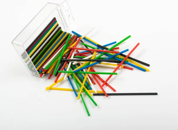 Högen av färgglada plast matte pinnar för lärande matematik — Stockfoto