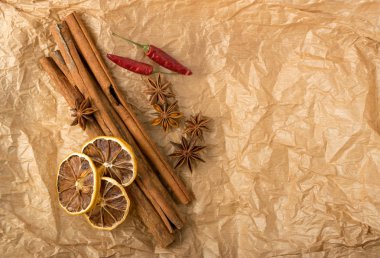 Kurutulmuş Dilimlenmiş Narenciye ile Mulled Şarap için Kuru Baharatlar