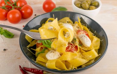 Sarı İtalyan makarna pappardelle, fettuccine veya tagliatelle