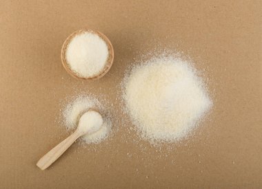 Jellemlema maddesi olarak kullanılan kuru jelatin tozu ve granüller