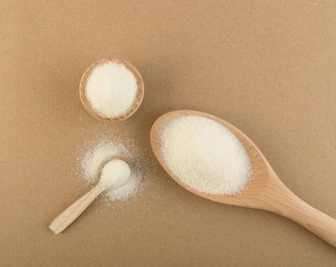 Jellemlema maddesi olarak kullanılan kuru jelatin tozu ve granüller