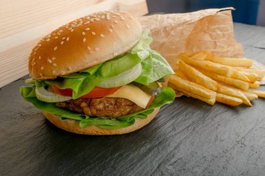 Biftekli Burger, Peynir li ve Taze Yeşil Marul Salatası