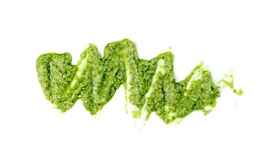 Pesto sos yayılmış veya blob beyaz arka plan üzerinde izole