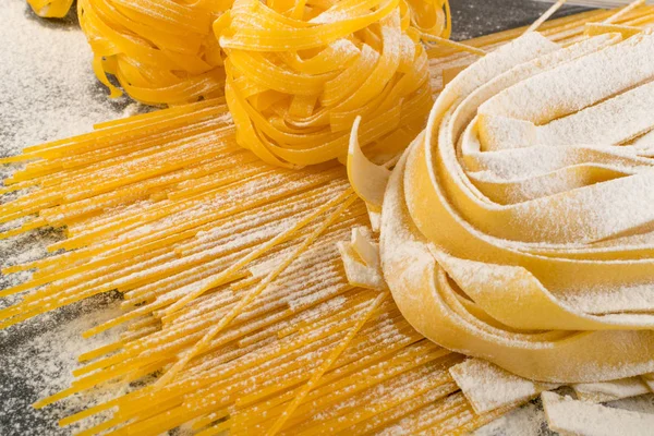 Nyers sárga olasz tészta pappardelle, fettuccine vagy tagliatelle — Stock Fotó
