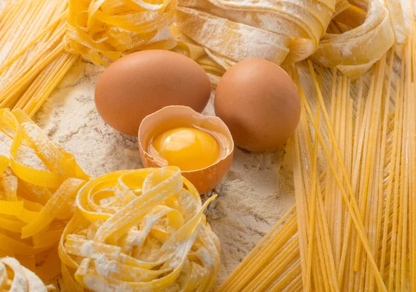 Pasta italiana amarilla cruda pappardelle, fettuccine o tagliatelle — Foto de Stock