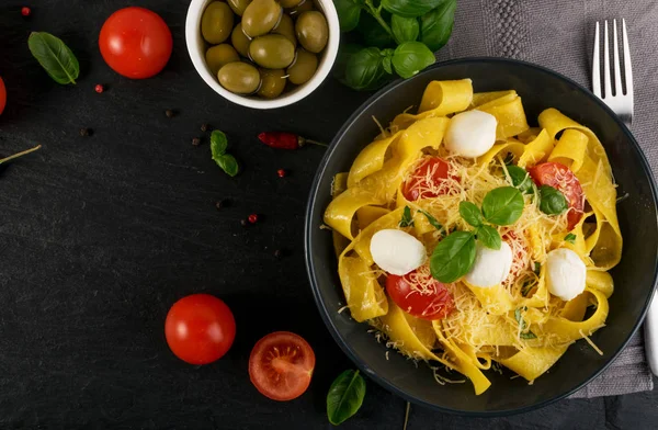 Pasta italiana amarilla pappardelle, fettuccine o tagliatelle —  Fotos de Stock