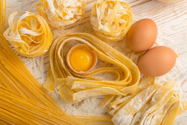 Pasta italiana amarilla cruda pappardelle, fettuccine o tagliatelle — Foto de Stock