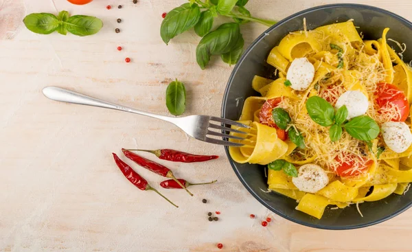 Pasta italiana amarilla pappardelle, fettuccine o tagliatelle —  Fotos de Stock