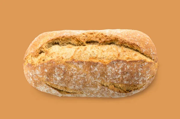 Zelfgemaakte hele traditionele brood op bruine achtergrond — Stockfoto