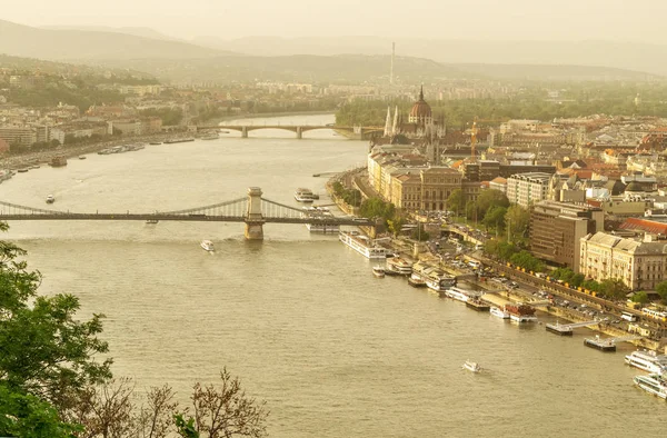 Redaktionsbild der Budapest Elisabeth Bridge am Abend — Stockfoto