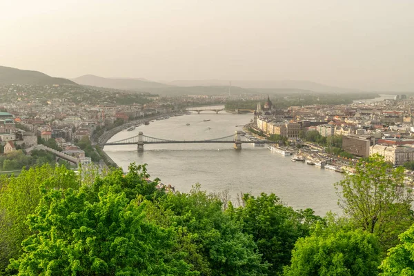 Budapesti Erzsébet híd szerkesztőségi arculat este — Stock Fotó