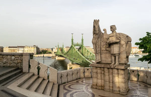 Leitartikel Bild von König Heiliger Stiefmütterchen Statue auf dem Gellert-Hügel — Stockfoto