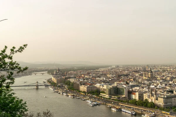 Redaktionsbild der Budapest Elisabeth Bridge am Abend — Stockfoto