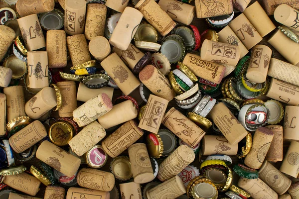 Metal Beer Caps and Assorted Wine Corks Background Texture — Stock Photo, Image