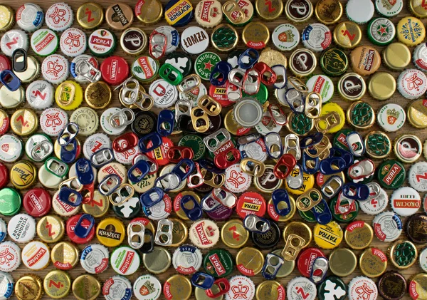 Metallverschlüsse aus verschiedenen Bierflaschen beliebter polnischer Biere — Stockfoto