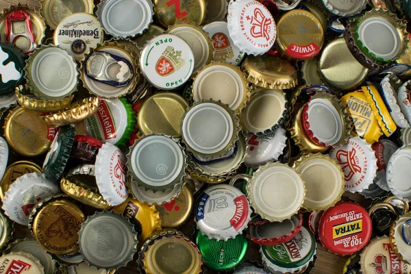 Metallverschlüsse aus verschiedenen Bierflaschen beliebter polnischer Biere — Stockfoto