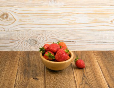 Rustik Ahşap Arka Planda Kasede Taze Çilek