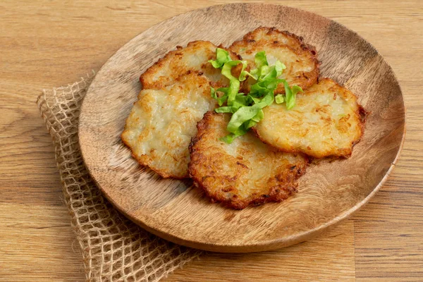 Crêpes de pommes de terre, Draniki, Deruny, Latkes ou boîtes de pommes de terre — Photo