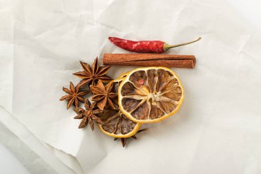 Kurutulmuş Dilimlenmiş Narenciye ile Mulled Şarap için Kuru Baharatlar