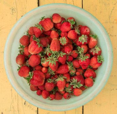 Plastik bir kase üst görünümünde rganik Çilek Yığını