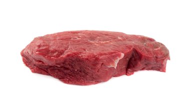 Beyaz arka planda izole edilmiş taze çiğ biftek.