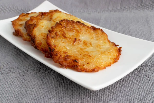 Crêpes de pommes de terre, Draniki, Deruny, Latkes ou boîtes de pommes de terre — Photo