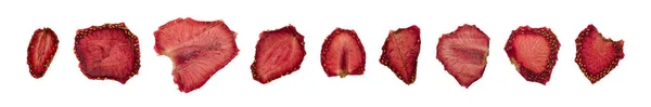 흰색 배경에 고립 된 탈수 된 마른 딸기 — 스톡 사진