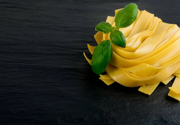 Macarrão italiano amarelo cru pappardelle, fettuccine ou tagliatelle — Fotografia de Stock