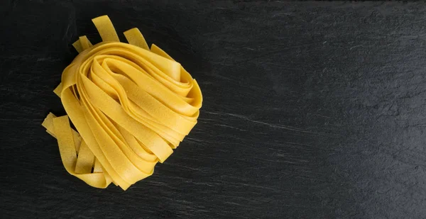 Massa italiana amarela crua Fettuccine, Fettuccelle ou Tagliatelle — Fotografia de Stock