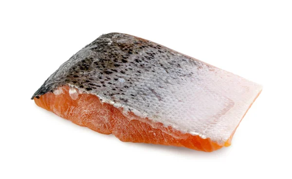 Filete de salmón congelado de pieza grande aislado sobre fondo blanco — Foto de Stock