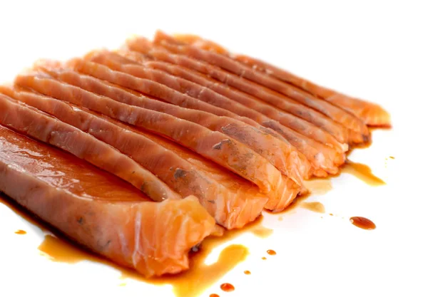 Тонкі шматочки сирого лосося філе ізольовані на білому тлі — стокове фото