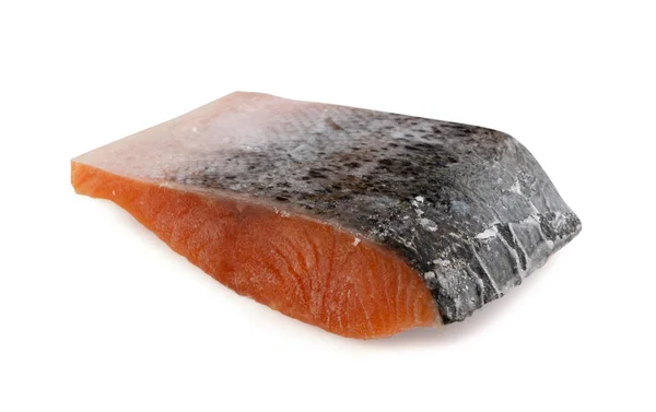 Великий шматок замороженого філе лосося ізольовано на білому тлі — стокове фото