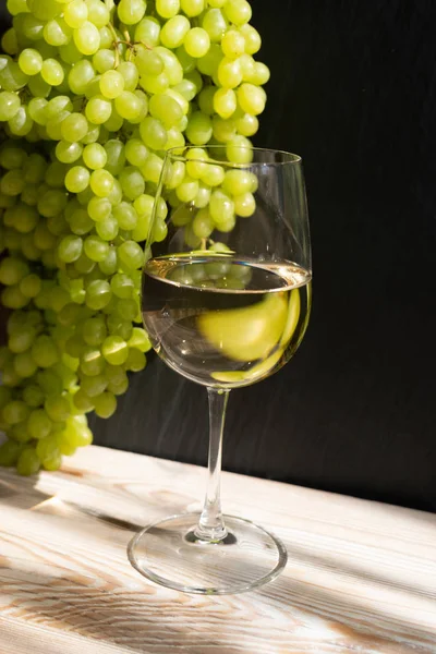 Verre à vin blanc sur fond de raisin vert mûr en journée ensoleillée — Photo