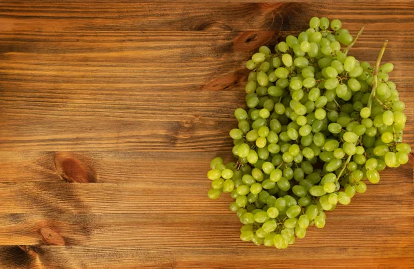 Bouquet de raisins verts sur fond rustique en bois brun — Photo