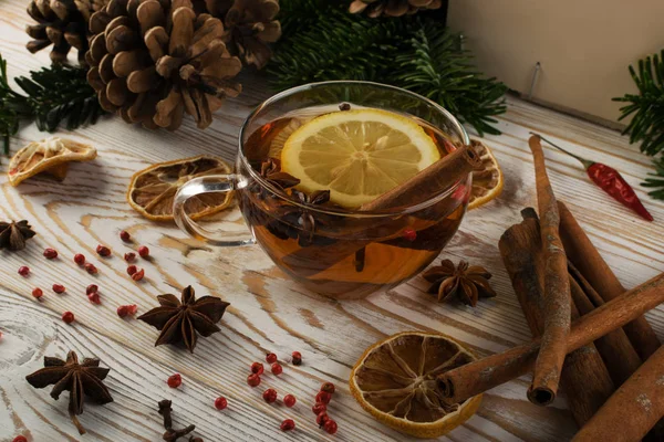 Hot winter drink with spices on festive new year background — Stock Photo, Image